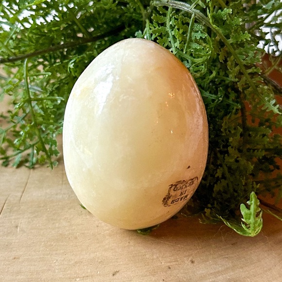 Banded Tan & White Carved Onyx Gemstone Crystal Egg Vintage - Picture 6 of 6